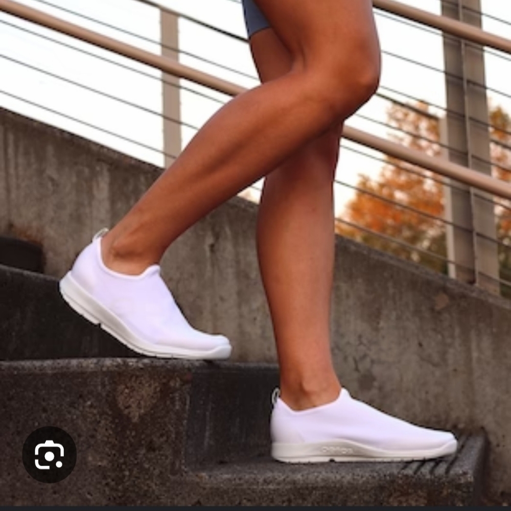 WOMEN'S OOMG EEZEE LOW SHOE - WHITE